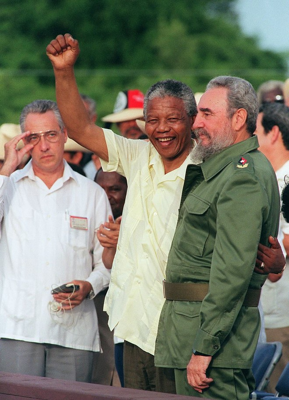 Chân dung lãnh tụ kiệt xuất Fidel Castro qua ảnh - 13
Ông Fidel Castro chụp ảnh cùng Nelson Mandela vào năm 1991 ở Matanzas (Ảnh: Getty)