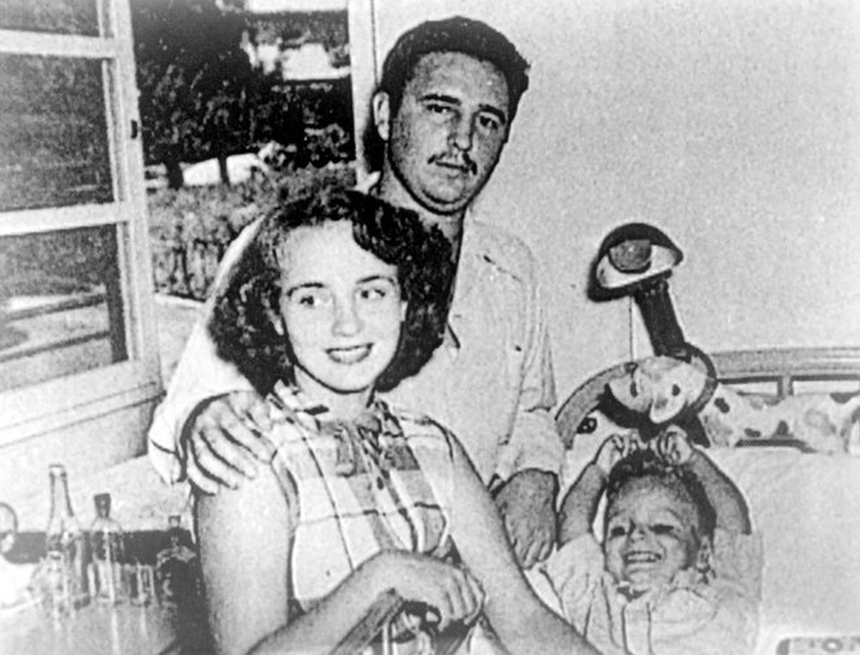Chân dung lãnh tụ kiệt xuất Fidel Castro qua ảnh - 2
Fidel Castro chụp ảnh cùng vợ Mirta và con trai Fidelito vào đầu những năm 1950. (Ảnh: REX)