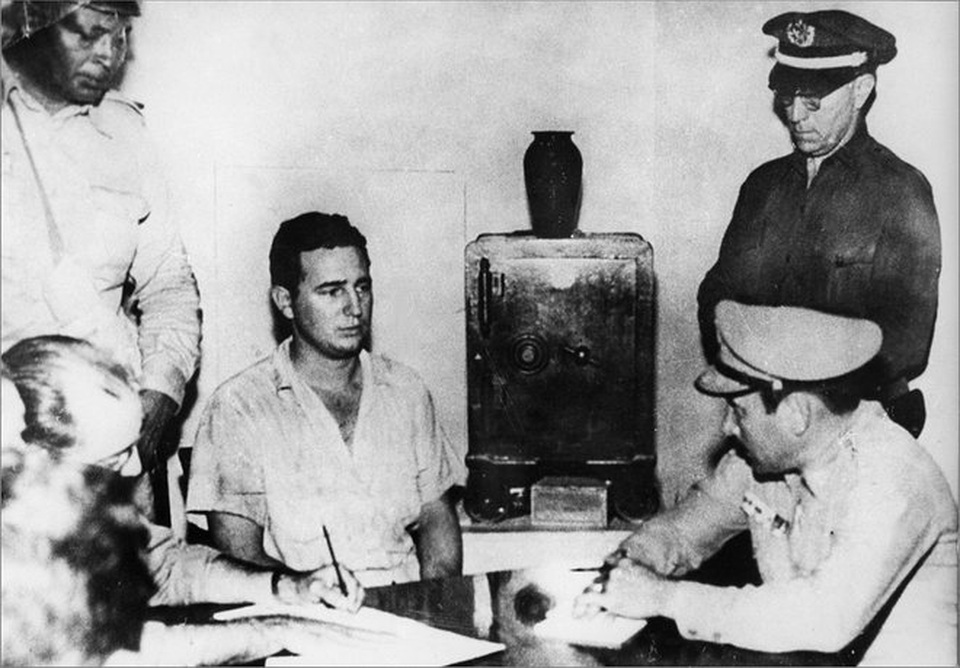 Chân dung lãnh tụ kiệt xuất Fidel Castro qua ảnh - 3
Fidel Castro bị cảnh sát và giới chức quân đội thẩm vấn tại nhà tù Vivac ở Santiago de Cuba, sau khi ông cùng 140 người khác tấn công vào 1 doanh trại ở Santiago vào ngày 26/7/1953 nhưng thất bại. Đây được coi là sự kiện vũ trang khởi đầu cho cuộc Cách mạng Cuba 6 năm sau đó. (Ảnh: AFP)