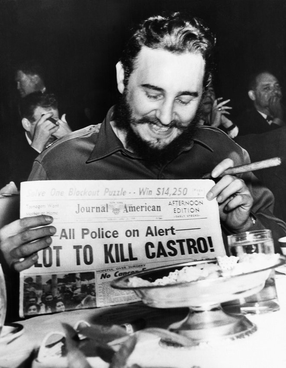 Chân dung lãnh tụ kiệt xuất Fidel Castro qua ảnh - 6
Fidel Castro cầm trên tay tờ báo ở New York, Mỹ vào năm 1959 viết về âm mưu ám sát nhà cách mạng Cuba lỗi lạc này. Khi được hỏi về âm mưu ám sát nhằm vào mình, ông lạc quan trả lời: “Ở Cuba, họ có xe tăng, máy bay mà cuối cùng họ vẫn phải bỏ chạy. Vậy thì ở đây họ định làm gì? Tôi vẫn ngủ ngon và không thấy lo lắng chút nào cả” (Ảnh: Corbis)
