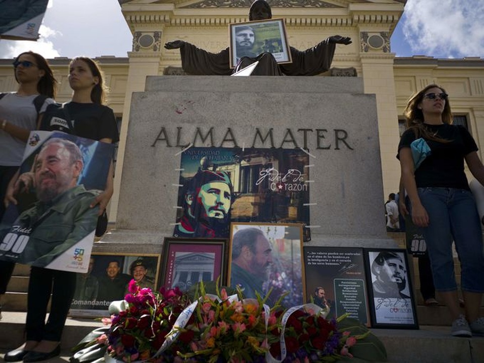 
Theo Reuters, sau khi chính phủ thông báo lãnh tụ Fidel Castro từ trần vào ngày 26/11, nhiều người dân Cuba đã tổ chức các cuộc tuần hành nhỏ để tưởng nhớ vị anh hùng cách mạng lỗi lạc của dân tộc. Không khí tang thương, đau buồn bao trùm lên mọi nẻo đường, góc phố ở Cuba trong những ngày này. Trong ảnh: Người dân mang theo di ảnh của lãnh tụ Fidel Castro để tưởng nhớ ông ở thủ đô Havana hôm 26/11 (Ảnh: AP)
