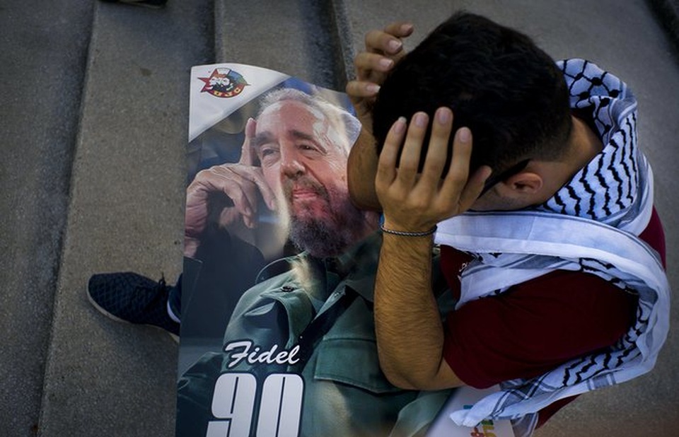 Người dân Cuba nghẹn ngào tưởng nhớ lãnh tụ Fidel Castro - 11 “Ông Fidel đã đưa Cuba lên bản đồ thế giới, xây dựng Cuba trở thành hình mẫu của nhiều nước trên thế giới, đặc biệt là những người nghèo và người gặp khó khăn”, sinh viên Raul Alejandro Palmeros nói với Reuters. Trong ảnh: Adham Motaw, sinh viên y khoa người Palestine, buồn bã ôm di ảnh của lãnh tụ Cuba khi tham gia tưởng niệm cùng đoàn người ở thủ đô Havana (Ảnh: Guardian)