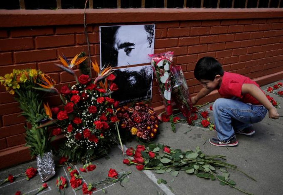 Người dân Cuba nghẹn ngào tưởng nhớ lãnh tụ Fidel Castro - 15 Một em nhỏ đặt hoa tưởng niệm lãnh tụ Cuba bên ngoài Đại sứ quán Cuba tại Guatemala City, Guatemala. (Ảnh: Reuters)