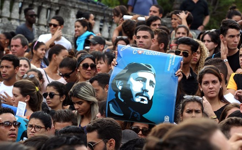 Người dân Cuba nghẹn ngào tưởng nhớ lãnh tụ Fidel Castro - 8 Những sinh viên mang theo chân dung lãnh tụ Fidel Castro, tập trung tại Đại học Havana để tưởng nhớ ông. “Fidel sẽ không bao giờ mất đi vì ông ấy chính là người dân Cuba. Tôi là Fidel”, Reuters dẫn lời một sinh viên cho biết (Ảnh: EPA)