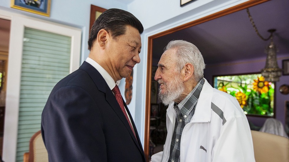 Hình ảnh lãnh tụ Fidel Castro qua các cuộc gặp với lãnh đạo thế giới - 17
Chủ tịch Trung Quốc Tập Cận Bình tới thăm lãnh tụ Fidel Castro nhân chuyến thăm Cuba năm 2014 (Ảnh: AFP)