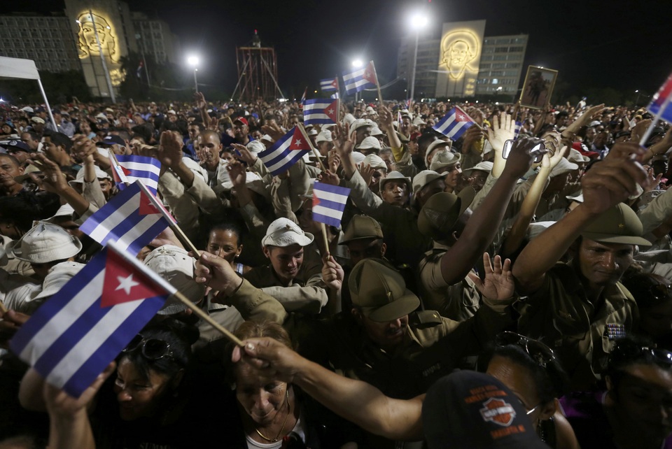 Trong những năm tháng cuối đời, mặc dù tình trạng sức khỏe gặp nhiều khó khăn nhưng lãnh tụ Fidel Castro vẫn dành thời gian và tâm huyết viết nhiều bài xã luận đăng trên các tạp chí và báo lớn tại Cuba để đóng góp ý kiến vào quá trình xây dựng đất nước. Trong ảnh: Người dân Cuba vẫy cờ tại lễ tưởng niệm.