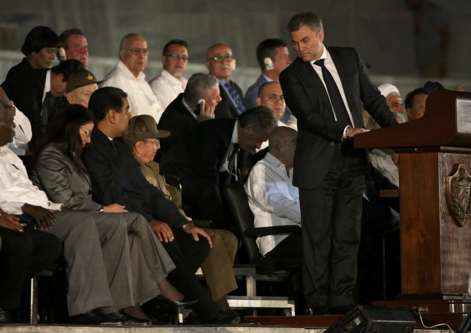 Chủ tịch Hạ viện Nga Vyacheslav Volodin cũng có mặt và phát biểu tại lễ tưởng niệm lãnh tụ Fidel Castro vào tối 29/11. Trước đó, Tổng thống Nga Vladimir Putin đã gửi lời chia buồn tới chính phủ Cuba, ca ngợi cố Chủ tịch Fidel Castro là “biểu tượng của thời đại” và khẳng định lãnh tụ Cuba là “một người bạn chân thành, đáng tin cậy của Nga”.