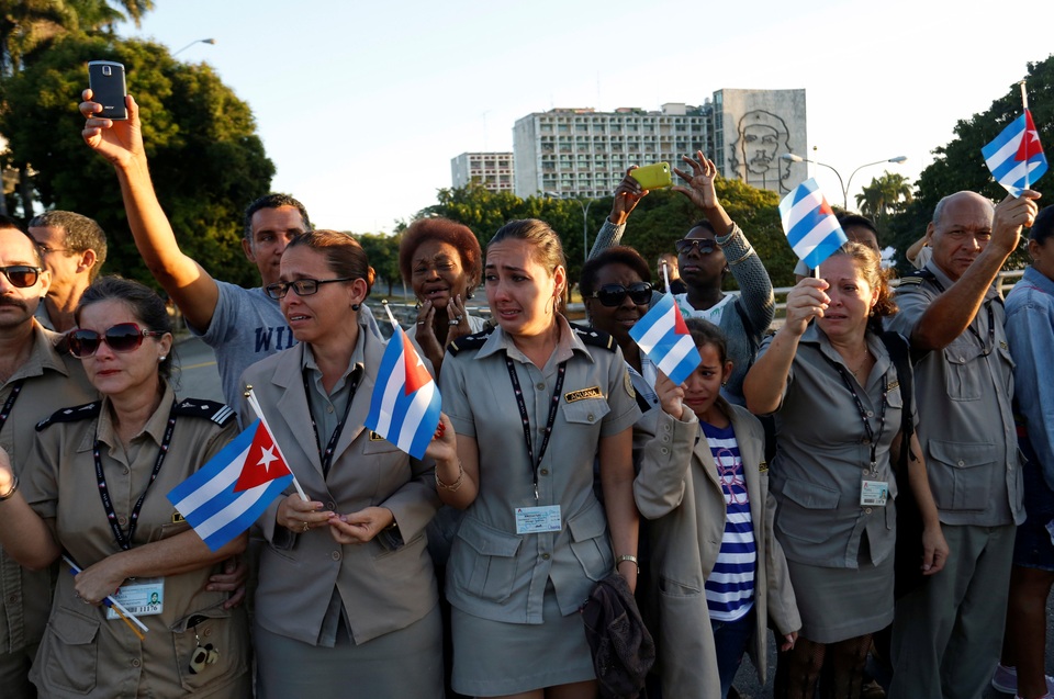 Nhiều người đã bật khóc khi đoàn xe chở tro cốt của lãnh tụ Fidel Castro đi qua. Đối với nhiều người dân Cuba, lãnh tụ Fidel Castro như một thành viên trong gia đình của họ.