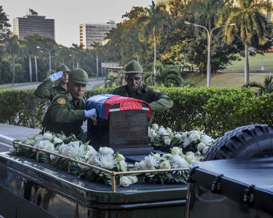 
Các binh sĩ Cuba đưa quan tài đựng tro cốt của lãnh tụ Fidel Castro lên xe quân sự. Quan tài đựng tro cốt của lãnh tụ Fidel Castro được đặt trên một xe kéo sàn phẳng và được xe jeep kéo đi.
