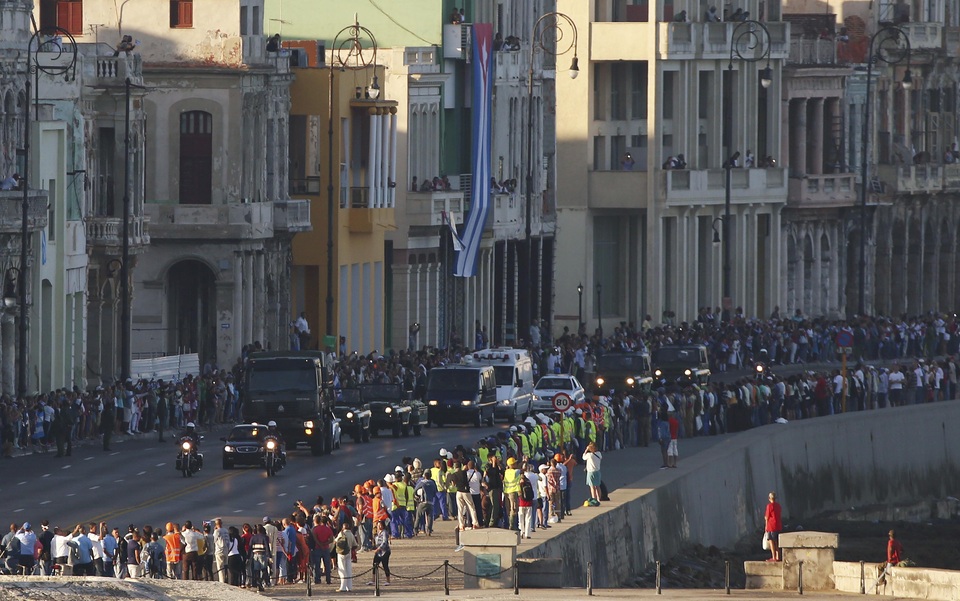 Đoàn xe mang tro cốt của lãnh tụ Fidel Castro đi qua tuyến đường ven biển Malecon ở thủ đô Havana.