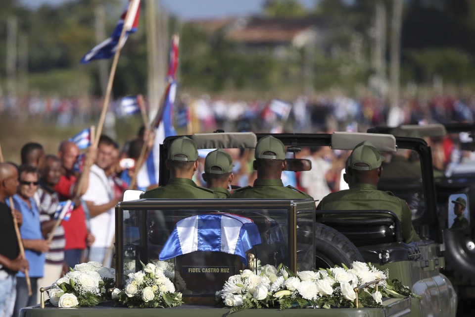 Hàng nghìn người dân Cuba đã có mặt từ sớm, mang theo cờ và di ảnh của lãnh tụ Fidel Castro, sau đó xếp thành hai hàng dọc bên đường chờ đoàn xe tang chạy qua.