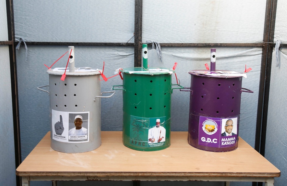 Với cách thức bỏ phiếu đặc biệt này, mỗi cử tri sẽ được phát một viên bi ve, sau đó họ sẽ thả một viên bi vào các thùng rỗng có dán ảnh và những biểu tượng đặc trưng của các ứng viên tổng thống bên ngoài. Mỗi ứng viên tổng thống sẽ được quy định một màu thùng khác nhau. (Ảnh: Reuters)