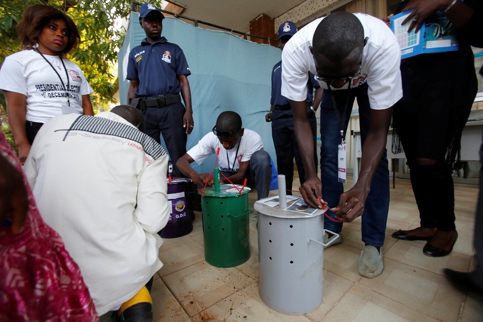 Người dân Gambia bắt đầu tiến trình đi bầu cử để bầu tổng thống nhiệm kỳ mới từ ngày hôm qua 1/12. Tuy nhiên, khác với nhiều quốc gia khác trên thế giới, hệ thống bầu cử của Gambia được xây dựng dựa trên những viên bi ve. Đây là truyền thống bầu cử có từ những năm 1960 ở quốc gia châu Phi này. (Ảnh: Reuters)