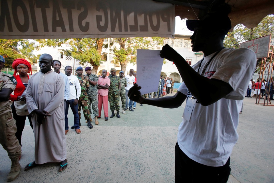 Người dân Gambia đi bỏ phiếu hôm 1/12 (Ảnh: Reuters)