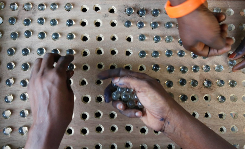 Cơ quan phụ trách bầu cử Gambia cho biết đây là hình thức bầu cử “minh bạch, công khai và đáng tin cậy” vì cho phép cả những người không biết chữ cũng có thể tham gia bầu tổng thống. Ngoài ra, nhiều người còn cho rằng hệ thống bầu cử này khá đơn giản và ít tốn kém cho chính phủ (Ảnh: Reuters)