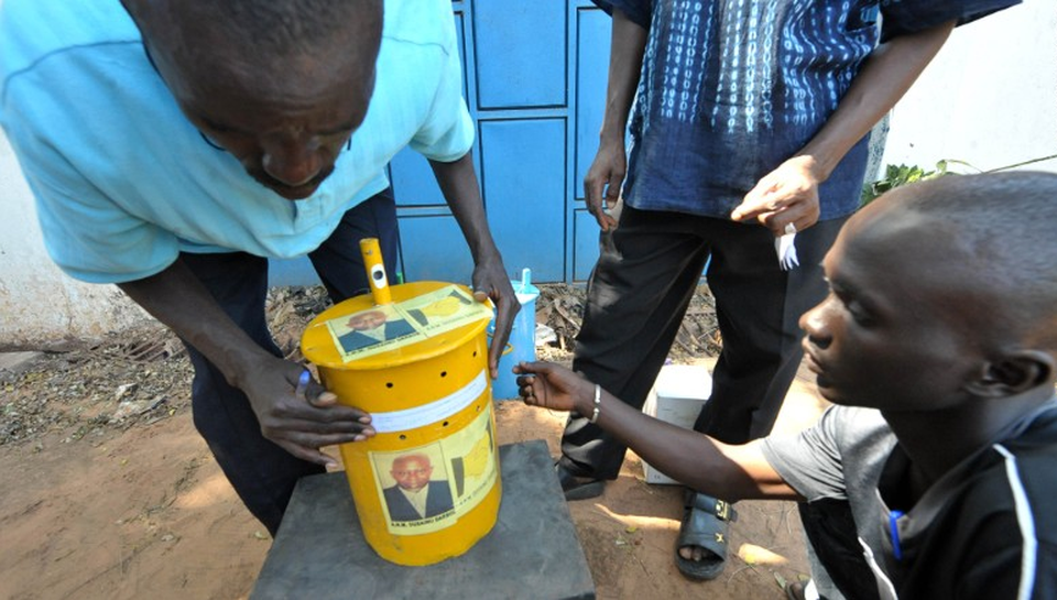 Các thùng bầu cử được chuẩn bị kỹ càng trước khi đưa vào phòng kín (Ảnh: Getty)