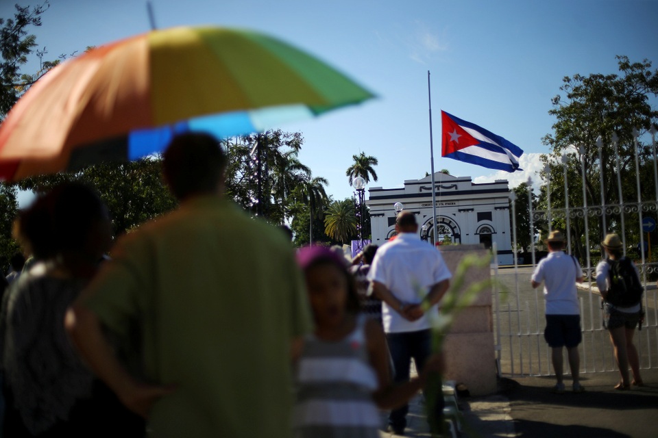 Sau nghi lễ an táng lãnh tụ Fidel Castro trong phạm vi gia đình, nghĩa trang Santa Ifigenia đã mở cổng chính để những người dân Cuba đầu tiên vào viếng và tưởng nhớ vị anh hùng cách mạng lỗi lạc của dân tộc.