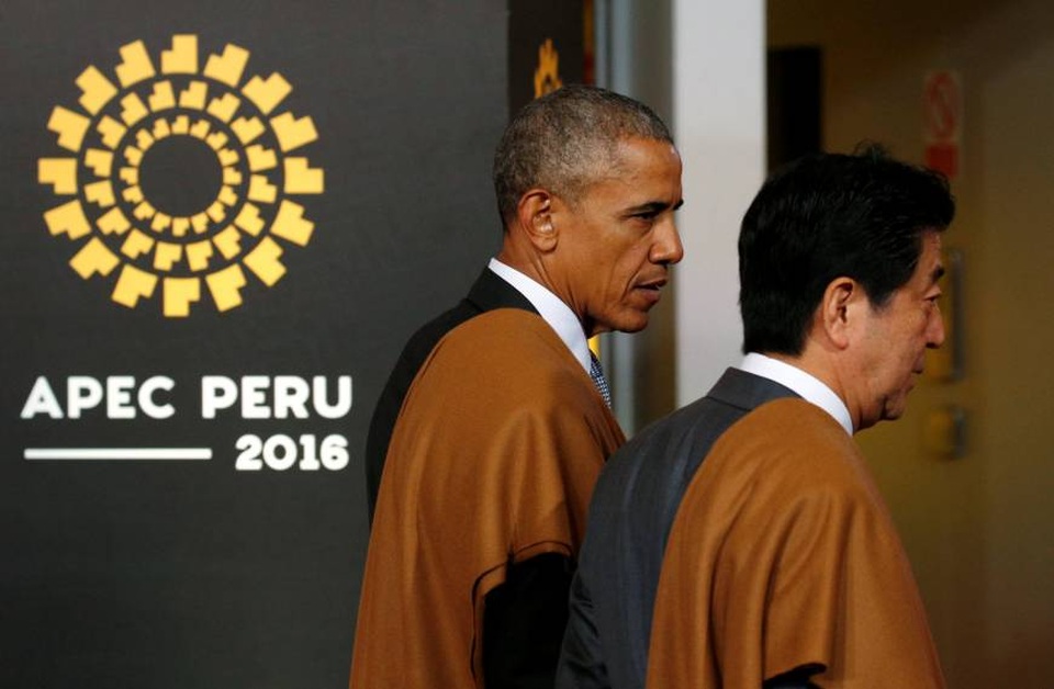 Chính quyền Tổng thống Obama phật lòng vì cuộc gặp của ông Trump với Thủ tướng Nhật - 1 Tổng thống Mỹ Barack Obama (trái) và Thủ tướng Nhật Bản Shinzo Abe gặp nhau tại hội nghị APEC hồi tháng 11 (Ảnh: Reuters)