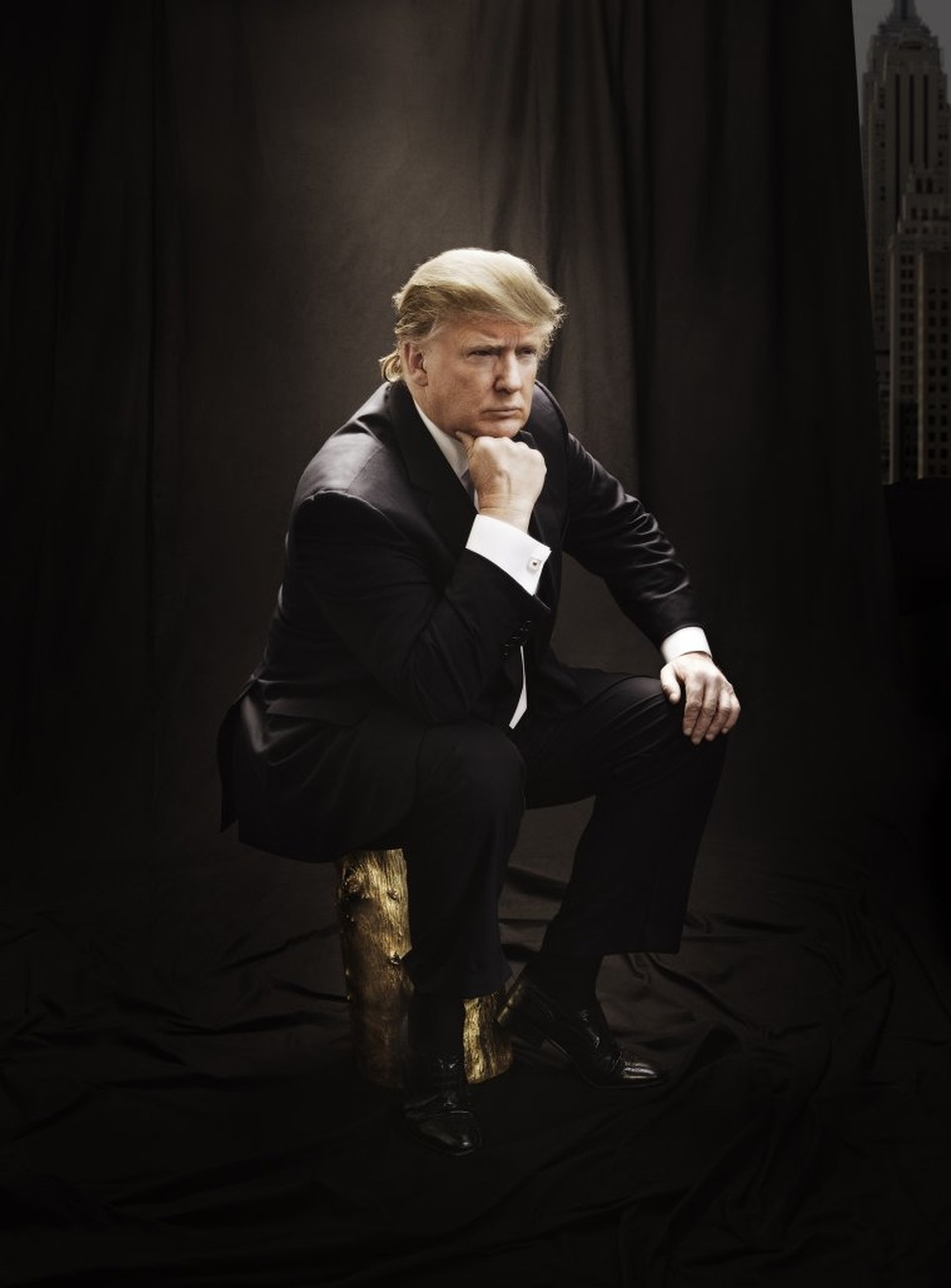 Câu chuyện phía sau những bức chân dung biểu tượng của ông Trump - 10 Nhiếp ảnh gia Peter Yang, người chụp ông Trump cho tạp chí Rolling Stone vào năm 2011, kể lại: “Khi được giao nhiệm vụ chụp ảnh Donald Trump, ý tưởng đầu tiên nảy ra trong đầu tôi là gốc cây mạ vàng mà tôi nhìn thấy trong một cửa hàng đồ nội thất gần nhà. Tôi đã từng đến nhà ông Trump trước đó để chụp vợ ông, bà Melania Trump, và tôi đặc biệt chú ý đến những thứ bằng vàng trong nhà… Sau đó tôi nghĩ ra ý tưởng chụp ông Trump trong tư thế “Người suy tưởng”… Trong buổi chụp hình, tôi đã chuẩn bị sẵn 3 bối cảnh chụp khi ông Trump đến. Tôi đã lấy hơi thật sâu và đưa cho ông ấy xem một bức ảnh có chủ đề “Người suy tưởng”. Trước khi tôi kịp nói điều gì, ông ấy đã chộp lấy bức ảnh đó ra khỏi tay tôi, ngẫm nghĩ một lúc sau đó tạo dáng. Tôi chụp một vài ảnh, sau đó ông ấy ra bắt tay tôi và nhanh chóng đi ra cửa”.