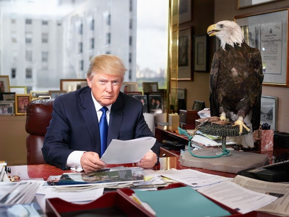 Câu chuyện phía sau những bức chân dung biểu tượng của ông Trump - 11 “Tôi muốn triển khai ý tưởng rằng ông ấy nghĩ mình là một nhà lãnh đạo tuyệt vời và là vị cứu tinh của nhân dân Mỹ. Tôi nghĩ chẳng có gì thể hiện tốt hơn ý tưởng đó bằng một con chim đại bàng - biểu tượng của nước Mỹ”, nhiếp ảnh gia Martin Schoeller nói về bức ảnh chụp ông Trump cho tạp chí Time vào tháng 8/2015.
