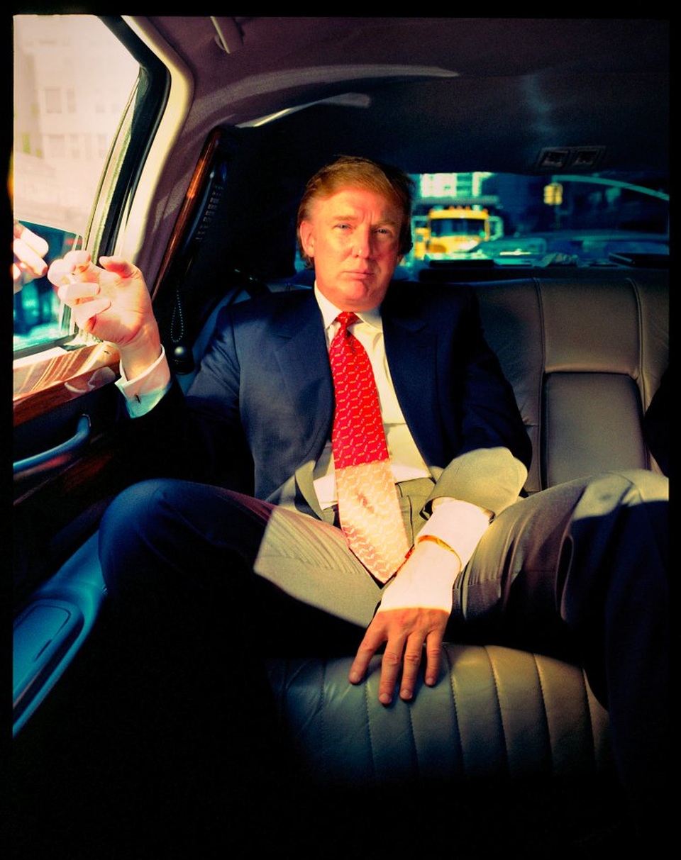 Câu chuyện phía sau những bức chân dung biểu tượng của ông Trump - 5 “Hãy nhìn xem, tôi nghĩ đây là bức chân dung đầy quyền lực của một ông trùm mà ngôn ngữ cơ thể của ông ấy cho thấy sự uy quyền, sức hấp dẫn và vẻ kiêu ngạo. Khoảnh khắc ông ấy ngồi trên chiếc limousine đã nói lên tất cả”, nhiếp ảnh gia Tomo Muscionico nói về bức ảnh chụp ông Trump ở New York cho tờ Spiegel vào năm 1999.