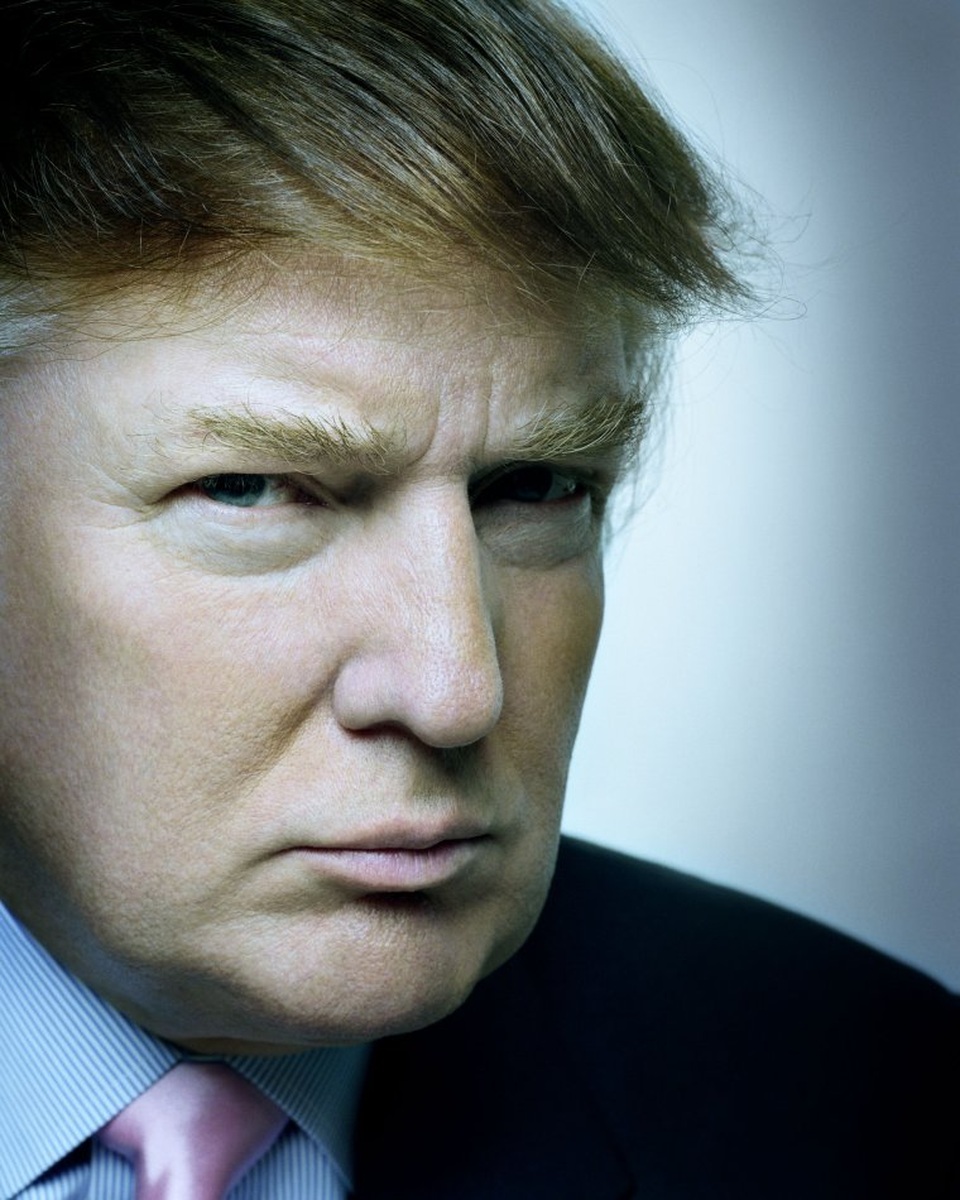 Câu chuyện phía sau những bức chân dung biểu tượng của ông Trump - 6 Nhiếp ảnh gia Platon, người chụp ông Trump ở New York vào tháng 8/2003, cho biết: “Tôi chụp ông Trump tại tháp Trump ở Manhattan. Ban đầu tôi đề nghị ông ấy nhìn thẳng vào ống kính nhưng ông ấy nói: “Không, đây là góc mặt đẹp nhất của tôi”, sau đó nghiêng mặt sang phía bên phải. Tôi đã nghĩ về khoảnh khắc này nhiều lần, và đối với tôi nó nói lên một vài điều thú vị về tính cách đặc biệt của một con người. Tôi cho rằng, ông ấy hiểu truyền thông. Ông ấy thoải mái với vỏ bọc của chính mình. Ông ấy hạnh phúc khi được chơi đùa với những bức ảnh và những bộ phim, kết quả là ông đã thể hiện được thương hiệu của riêng mình”.