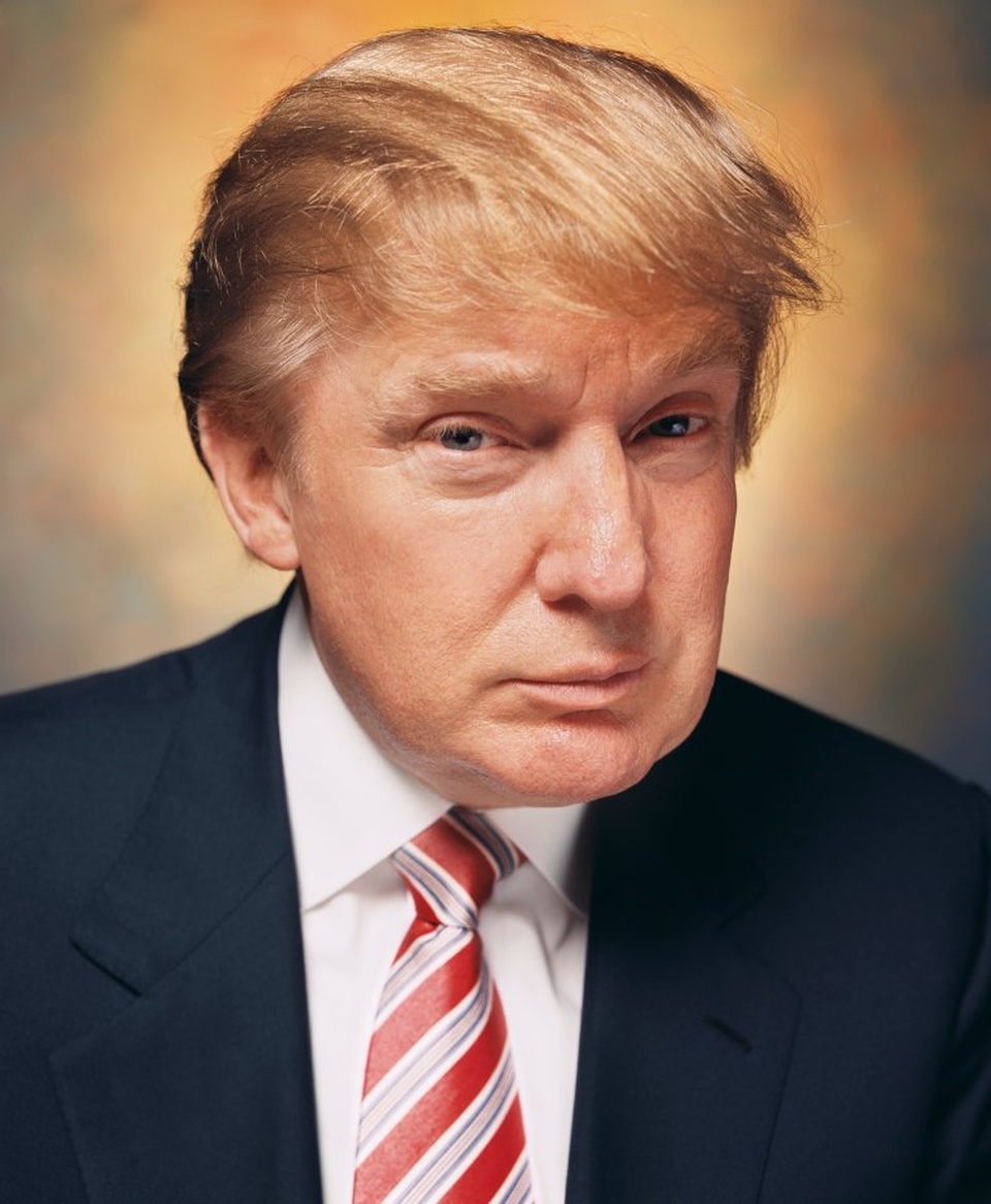Câu chuyện phía sau những bức chân dung biểu tượng của ông Trump - 7 Nhiếp ảnh gia Andres Serrano đã chụp một bức chân dung của tỷ phú Trump vào năm 2004, trong một dự án được thực hiện sau vụ khủng bố 11/9/2001 tại Mỹ. Ông nói: “Ngay sau khi xảy ra vụ khủng bố 11/9, tôi bắt tay thực hiện bộ ảnh lấy tên là “Nước Mỹ”. Tôi đã chụp hơn 100 bức chân dung của mọi người đến từ mọi ngõ ngách của cuôc sống trong khoảng 3 năm. Bức ảnh chụp Donald Trump vào năm 2004 và cũng là bức ảnh cuối cùng”.