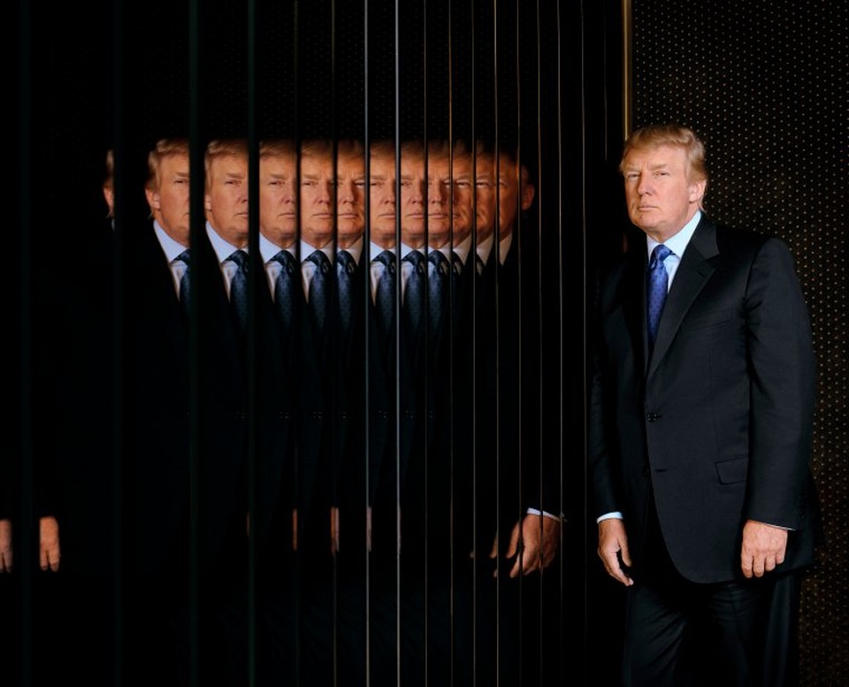 Câu chuyện phía sau những bức chân dung biểu tượng của ông Trump - 8 Chris Buck, nhiếp ảnh gia chụp ông Trump ở thành phố New York cho tạp chí Philadelphia ngày 29/3/2006 chia sẻ: “Bức ảnh này đã nhận được nhiều bình luận khi ông Trump ra tranh cử tổng thống Mỹ. Hầu hết mọi người đều nhìn thấy “nhiều khuôn mặt của Donald Trump”, nhưng tôi lại thấy nó như “một người đàn ông tan vỡ”. Nó phản ánh suy nghĩ của tôi nhiều hơn là của ông Trump”.