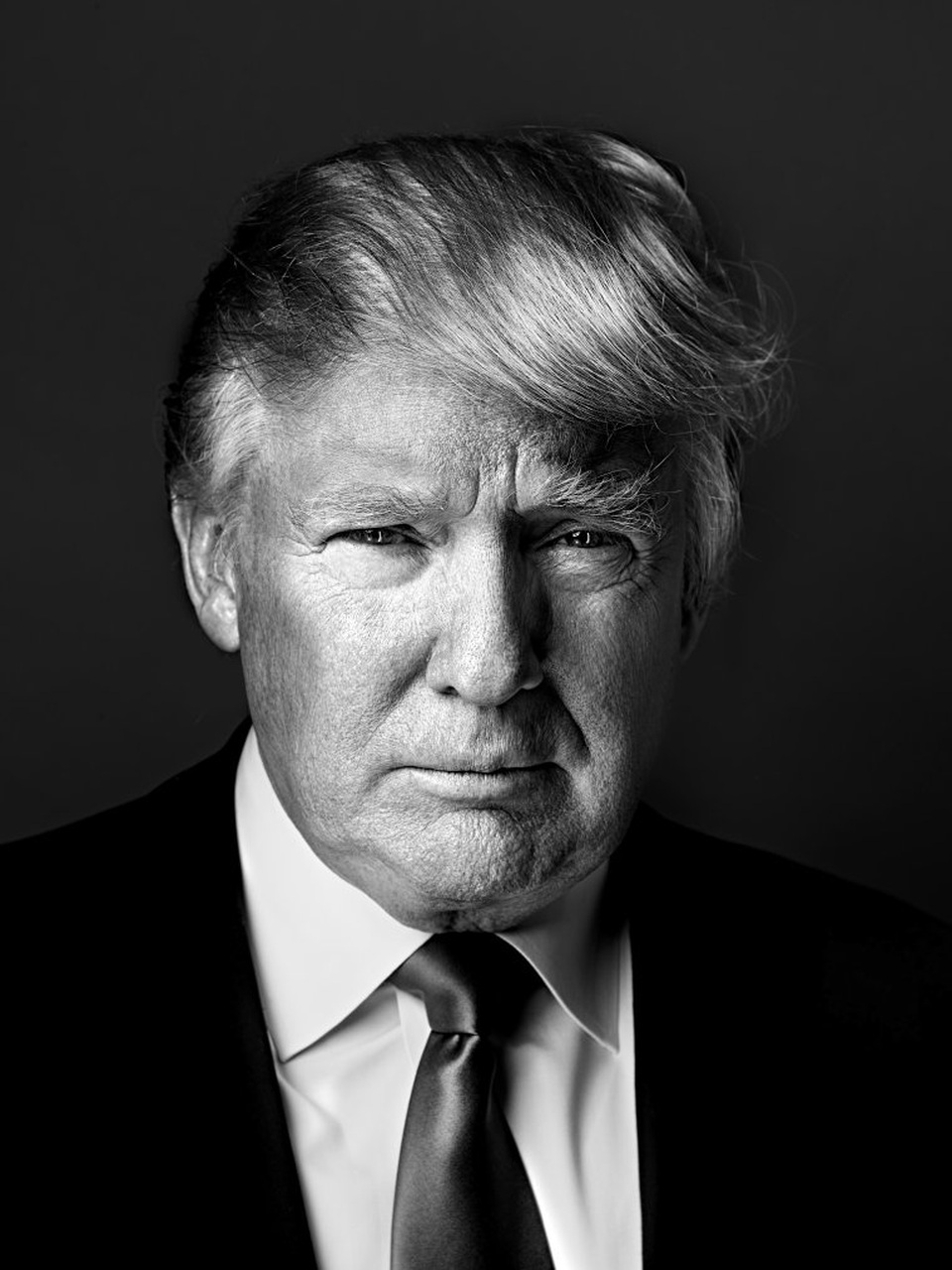 Câu chuyện phía sau những bức chân dung biểu tượng của ông Trump - 9 Chia sẻ về bức chân dung chụp ông Trump tại New York vào ngày 5/4/2011, nhiếp ảnh gia Marco Grob nói: “Bức hình này thực sự cho tôi thấy rằng ông Trump đang cố gắng kết nối với tôi ở phía sau ống kính. Nhưng sự kết nối của ông ấy rất lạnh lùng, tất cả chỉ xoay quanh công việc.