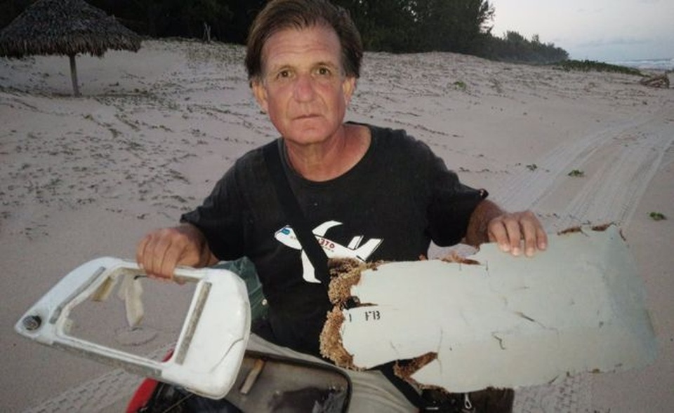 Luật sư Mỹ bàn giao mảnh vỡ nghi của MH370 cho Malaysia - 2 Ông Blaine Gibson chụp cùng các mảnh vỡ nghi của máy bay MH370 tìm thấy ở Madagascar hồi đầu tháng 6. (Ảnh: BBC)