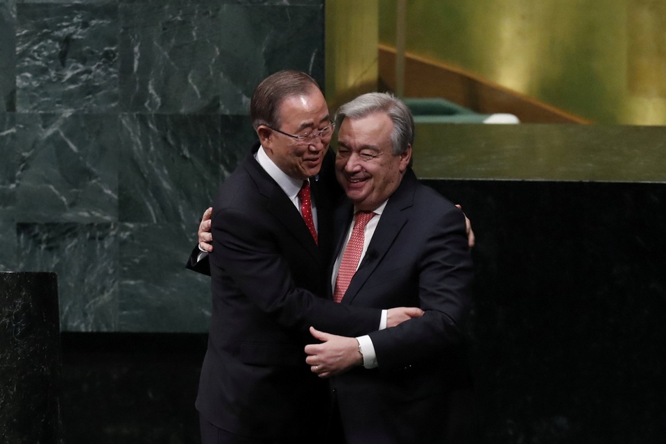 Tổng thư ký Liên Hợp Quốc Ban Ki-moon (trái) và người kế nhiệm Antonio Guterres tại Đại hội đồng Liên Hợp Quốc hôm 12/12 (Ảnh: Reuters)