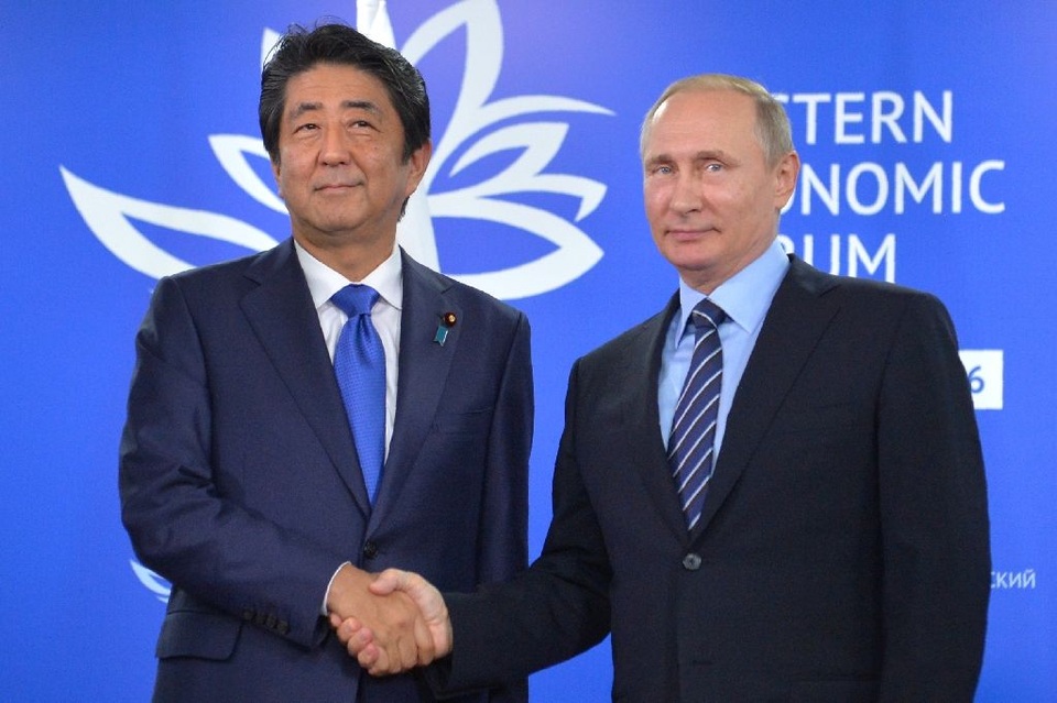Tổng thống Putin để ngỏ khả năng giải quyết tranh chấp kéo dài 70 năm với Nhật Bản - 1 Tổng thống Nga Vladimir Putin (phải) và Thủ tướng Nhật Bản Shinzo Abe (Ảnh: AFP)