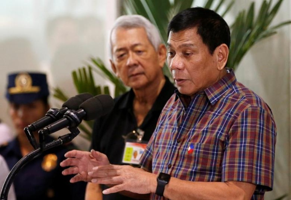 Philippines đề nghị Mỹ viện trợ vô điều kiện - 1 Tổng thống Philippines Rodrigo Duterte (áo kẻ) và Ngoại trưởng Perfecto Yasay (Ảnh: Reuters)