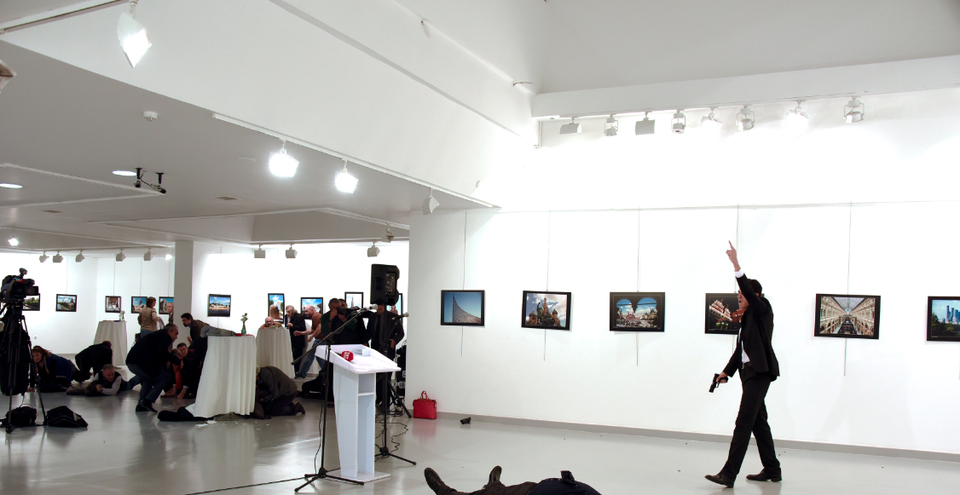 Cảnh tượng hỗn loạn tại phòng triển lãm khi vụ nổ súng xảy ra (Ảnh: Reuters)