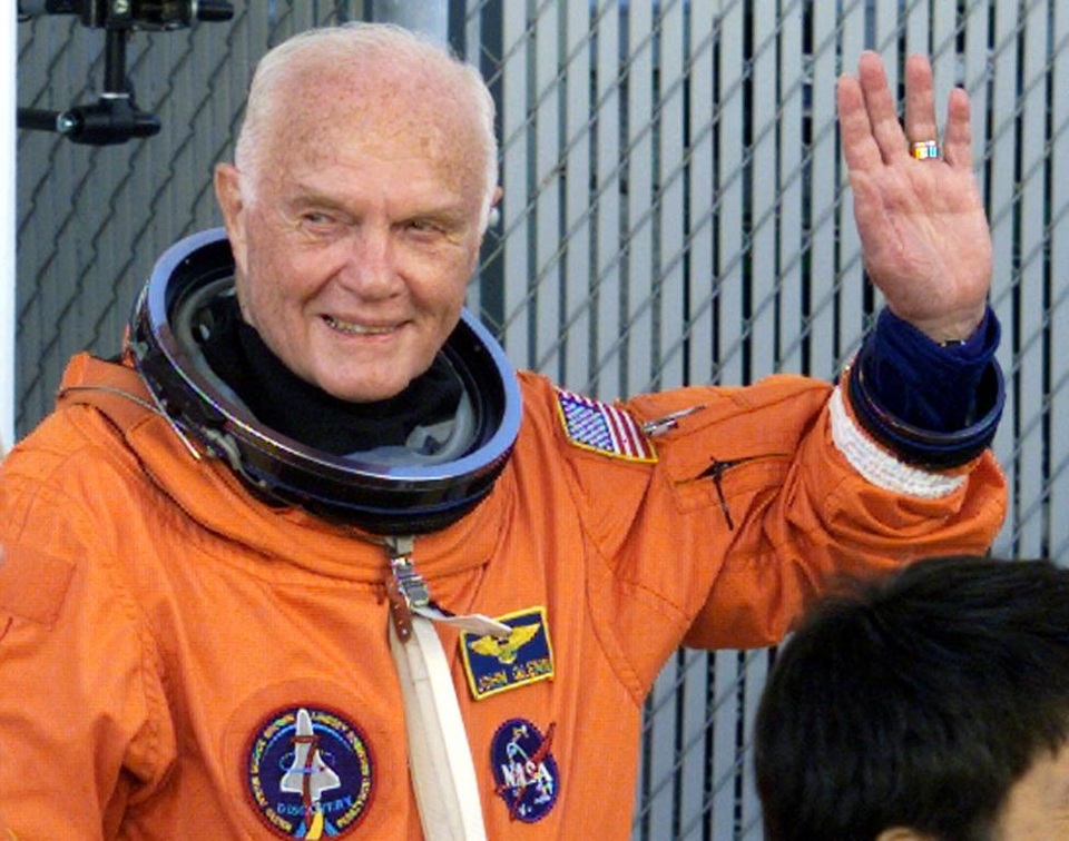 
Nhà du hành vũ trụ, cựu Thượng nghị sĩ Mỹ John Glenn ra đi ở tuổi 95.
