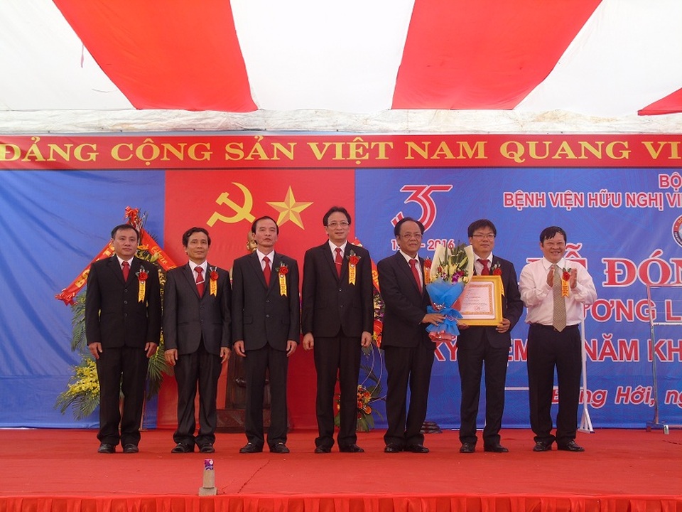 Bệnh viện Hữu nghị Việt Nam - Cu Ba Đồng Hới đón nhận Huân chương lao động hạng Nhì - 1 Ông Nguyễn Viết Tiến, Thứ trưởng Bộ Y tế thừa ủy quyền Chủ tịch nước trao tặng Huân chương lao động hạng Nhì cho BV Hữu nghị Việt Nam - Cu Ba Đồng Hới