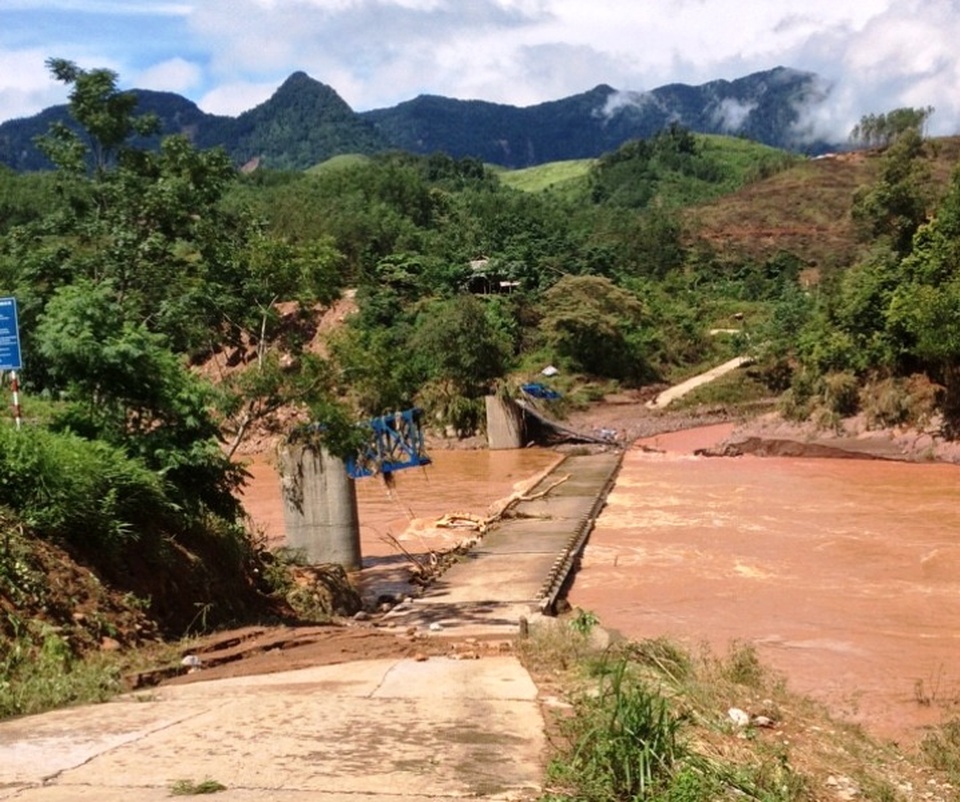 Trắng đêm thông tuyến đường bị ngập lụt, sạt lở - 1 Cầu treo Lơ Nông bị nước lũ cuốn trôi