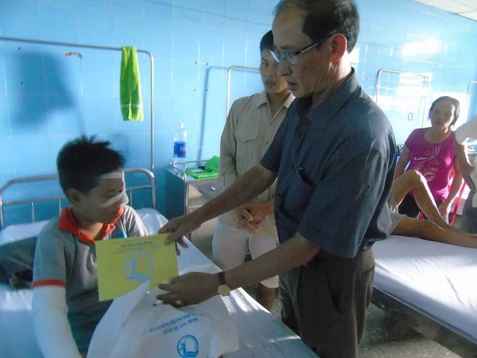 Nổ bóng bay 10 người nhập viện: Một người đã bật lửa khi tranh bóng - 3 Quỹ bảo trợ trẻ em tỉnh Quảng Bình đã đến động viên thăm hỏi các em nhỏ là nạn nhân trong vụ nổ bóng bay