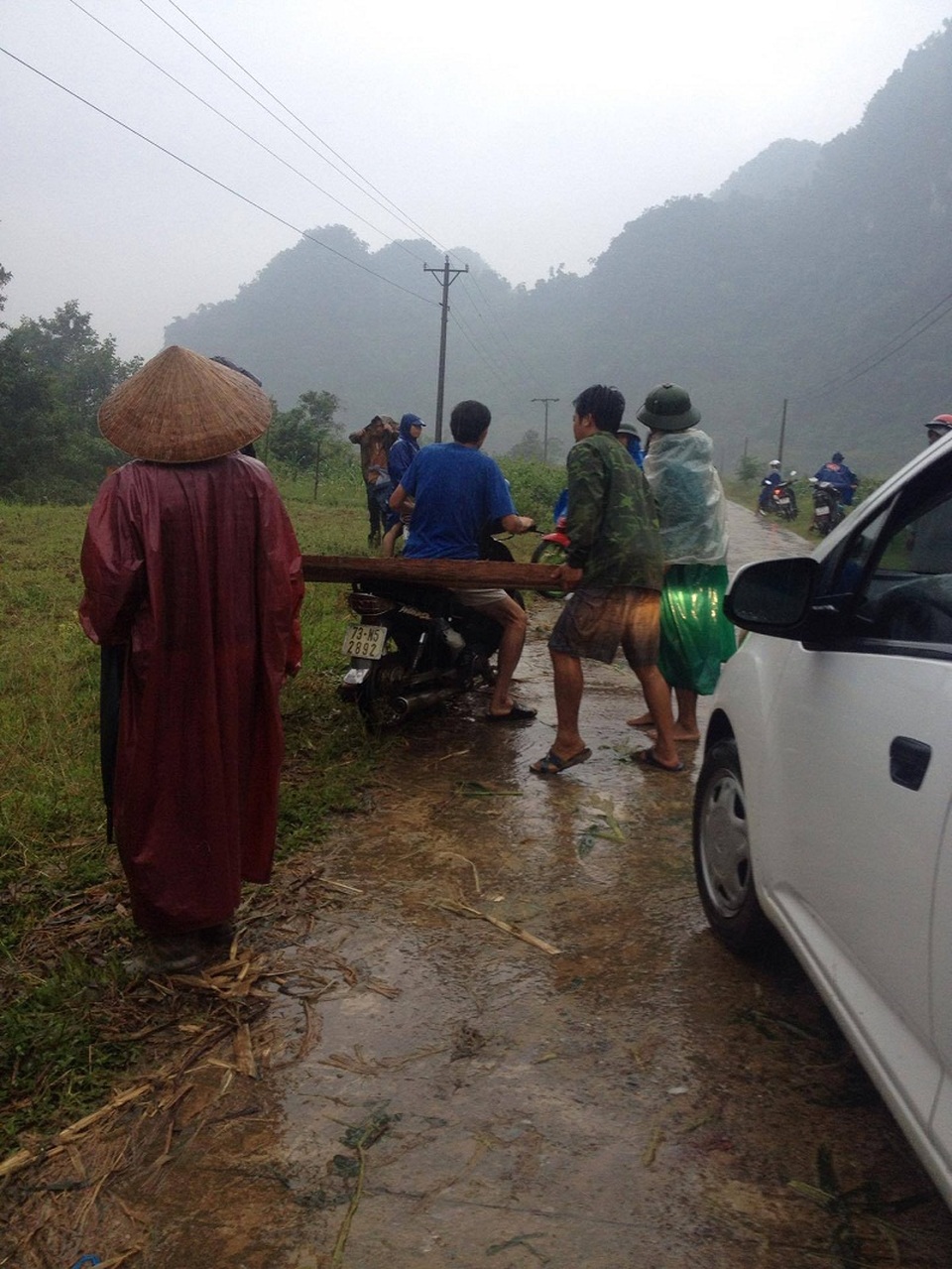 Hàng chục côn đồ ngang nhiên tấn công kiểm lâm, cướp gỗ lậu - 2 Nhóm côn đồ thay nhau tẩu tán gỗ lậu trước sự bất lực của các cơ quan chức năng vì lực lượng mỏng