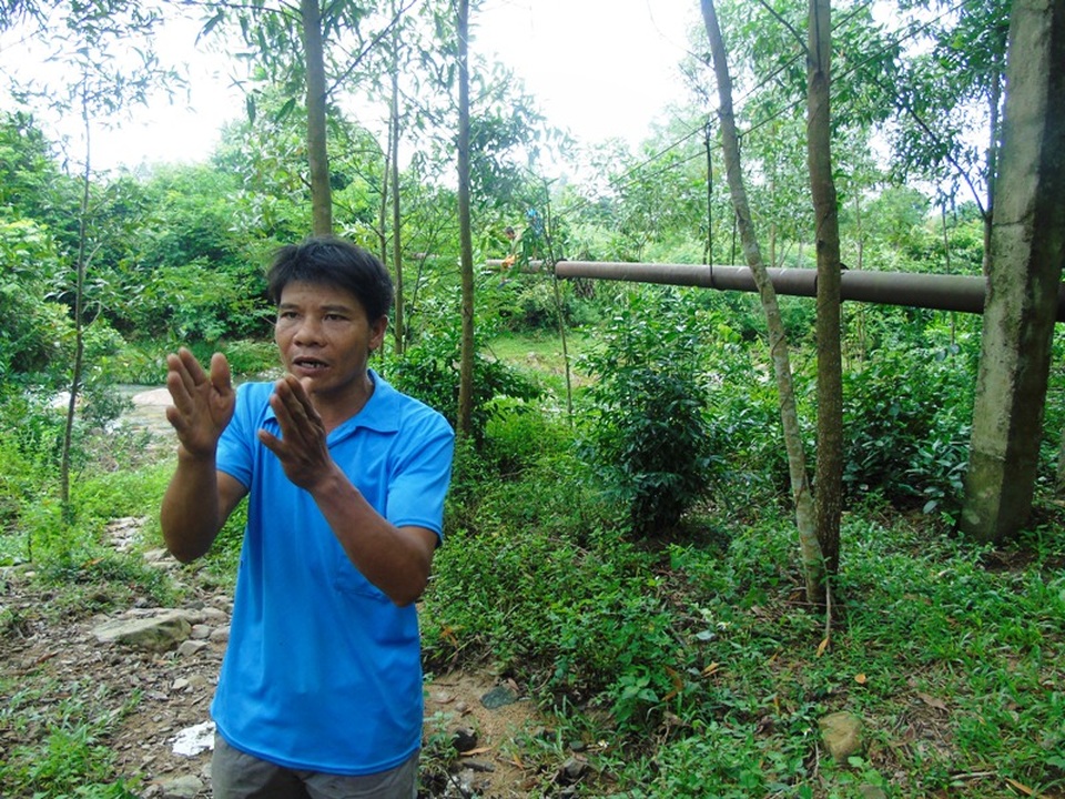 Nơi níu dây, cõng học sinh qua suối: Cần lắm một cây cầu! - 3 Không chỉ bản thân tôi mà người dân thôn Tân Sơn ở bên này suối đều mong muốn được đầu tư một cây cầu để đi lại thuận lợi và an toàn hơn trong mùa mưa lũ, anh Nguyễn Long Khánh