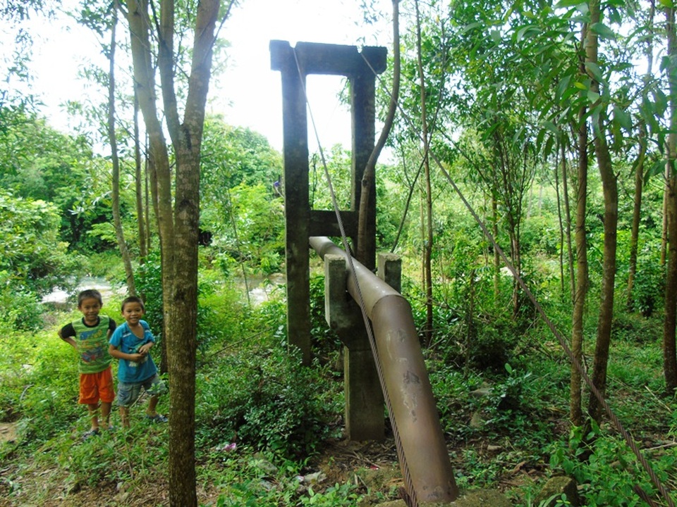 Nơi níu dây, cõng học sinh qua suối: Cần lắm một cây cầu! - 4 Nếu được đầu tư xây dựng một cây cầu thì không chỉ người dân, học sinh đi lại an toàn mà còn là cơ hội để bà con nơi đây phát triển kinh tế
