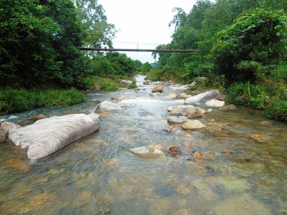 Nơi níu dây, cõng học sinh qua suối: Cần lắm một cây cầu! - 1 Con suối khe Dứa giờ nước đã rút xuống khoảng 2 mét