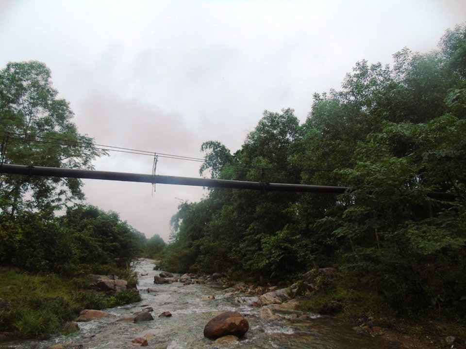 Nơi níu dây, cõng học sinh qua suối: Cần lắm một cây cầu! - 2
Độ cao từ ống sắt xuống suối khoảng 6 mét, nhưng những lúc lũ lớn, nước đổ về vượt quá ống sắt khoảng 50cm