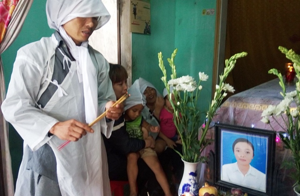 Vụ sản phụ chết bất thường ở Quảng Bình: Cháu bé cũng đã tử vong - 2 Gia đình anh Đức cho rằng, các bác sĩ Bệnh viện Đa khoa Bắc Quảng Bình tắc trách nên mới dẫn đến sự việc đau lòng trên
