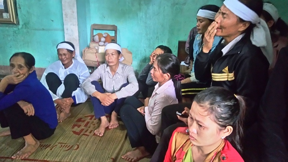 Quảng Bình: Sản phụ tử vong, trẻ sơ sinh nguy kịch do bác sĩ tắc trách? - 2
Người thân rất đau đớn trước cái chết csản phụ Phạm Thị Hiếu