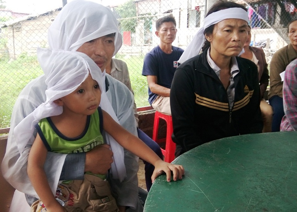 Vụ mẹ tử vong, con nguy kịch ở Quảng Bình: Tạm đình chỉ kíp mổ - 1
Gia đình anh Đức rất đau đớn trước cái chết bất n của sản phụ Phạm Thị Hiếu
