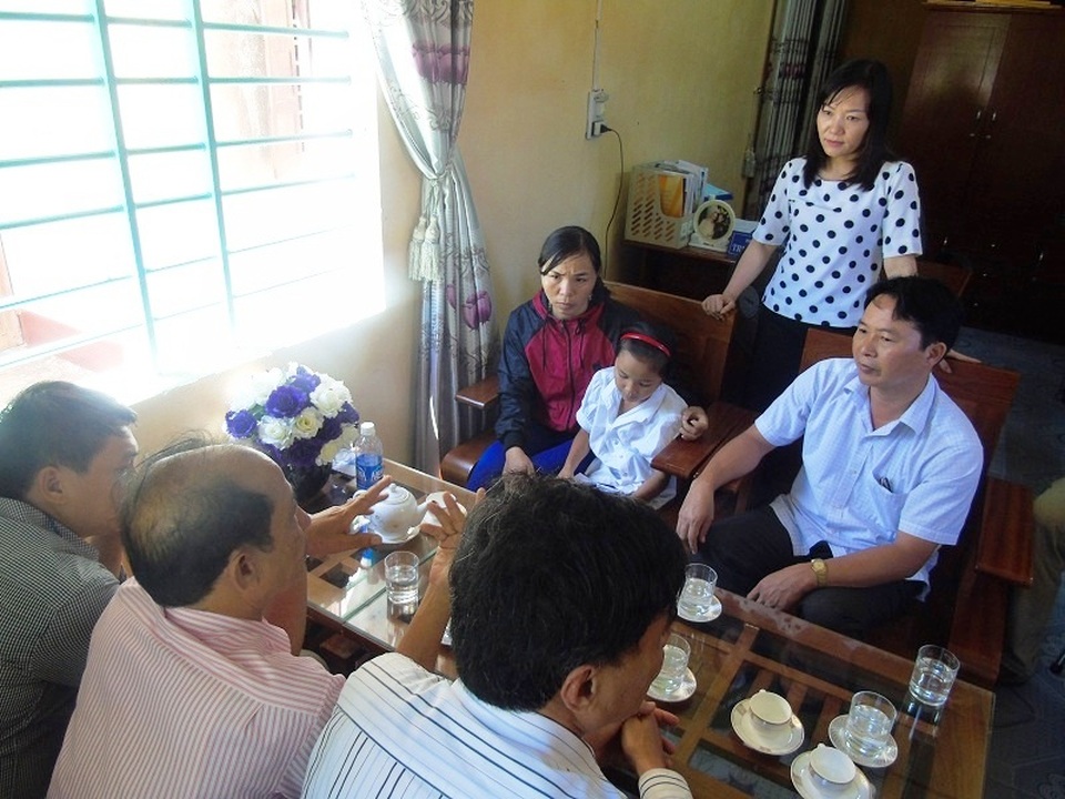 Bé gái bị bố đánh dã man: Bị đánh vì sang chơi với mẹ? - 4
Sáng ngày 27/9, Quỹ Bảo trợ trẻ em tỉnh Quảng Bình cùng lãnh đạo huyện Quảng Ninh và các ban ngành của huyện Quảng Ninh đã trực tiếp đến Trường Tiểu học Vĩnh Ninh để thăm hỏi, động viên và tặng quà cho cháu Hà Dương T.T.