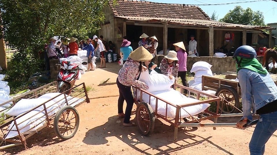 Hỗ trợ hơn 5.500 tấn gạo cho ngư dân Quảng Bình - 2 Hơn 2.500 tấn gạo còn lại sẽ được tỉnh phân bổ trong tháng 11/2016.