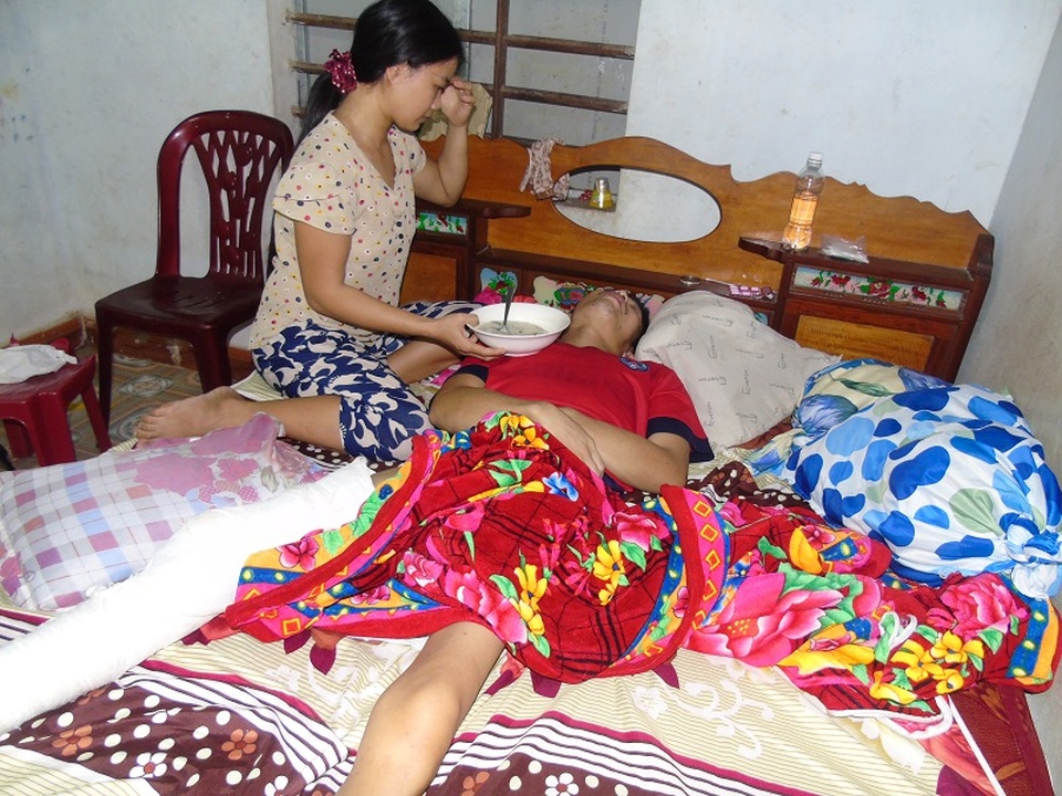 Vợ nhìn chồng hoại tử từng ngày trong bất lực - 2