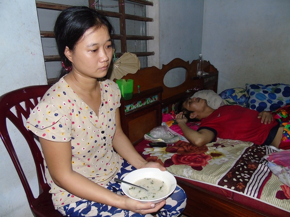 Người vợ nghèo Nguyễn Thị An thất thần lo lắng cho sức khỏe của chồng, lại lo con nhỏ phải nghỉ học giữa chừng.